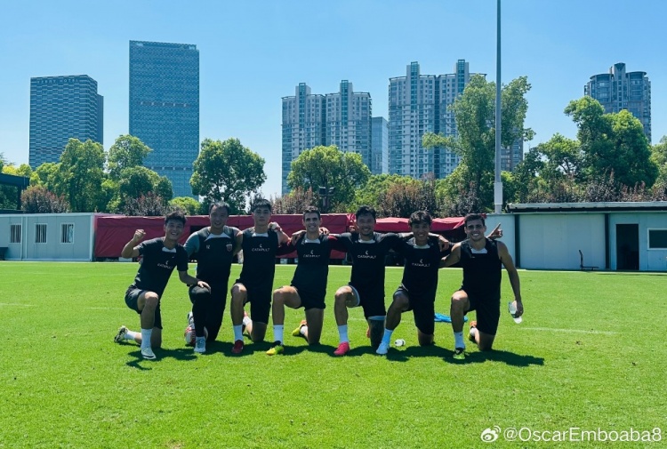 奥斯卡晒训练合照：今早的分组对抗，哥几个又赢了！☀️⚽️